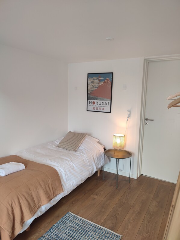 Yksilöllisesti kalustettu, työpöytä