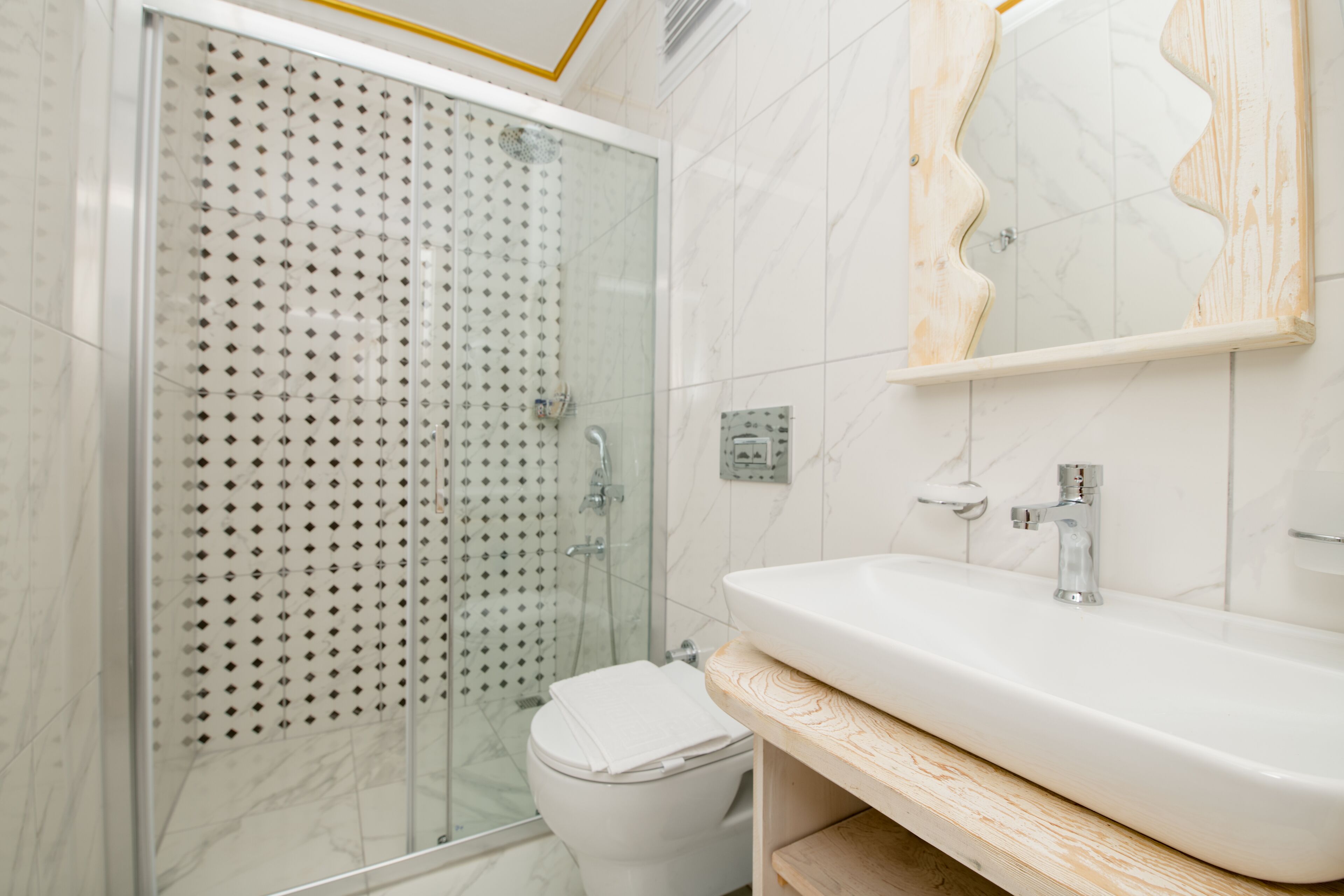 2 bedrooms, premium bedding, minibar, individually decorated