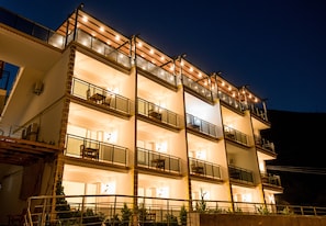 Fachada de la propiedad por la tarde o noche