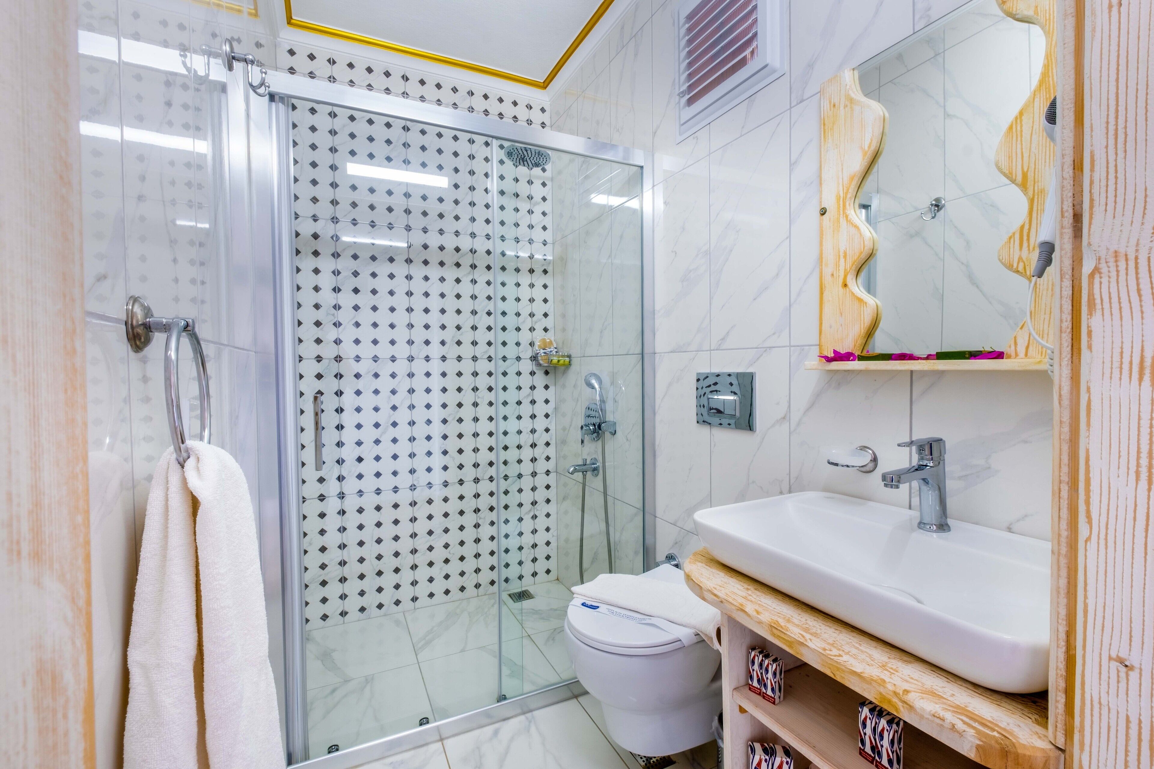 2 bedrooms, premium bedding, minibar, individually decorated