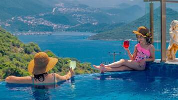 Piscine extérieure, parasols de plage, chaises longues