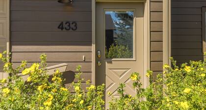 Home close to Big Sky Resort & Town Center w/fireplace - Firelight Chalet with Private Hot Tub