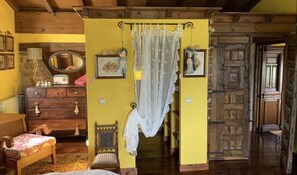 4 bedrooms, desk, iron/ironing board, free WiFi