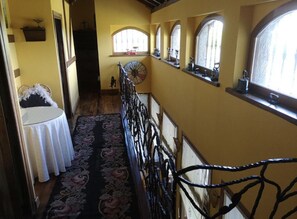 4 quartos, escrivaninha, ferros/tábuas de passar roupa