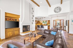 Televisión y chimenea 