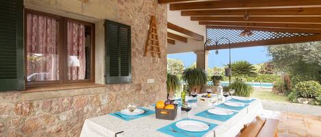 屋外ダイニングエリア