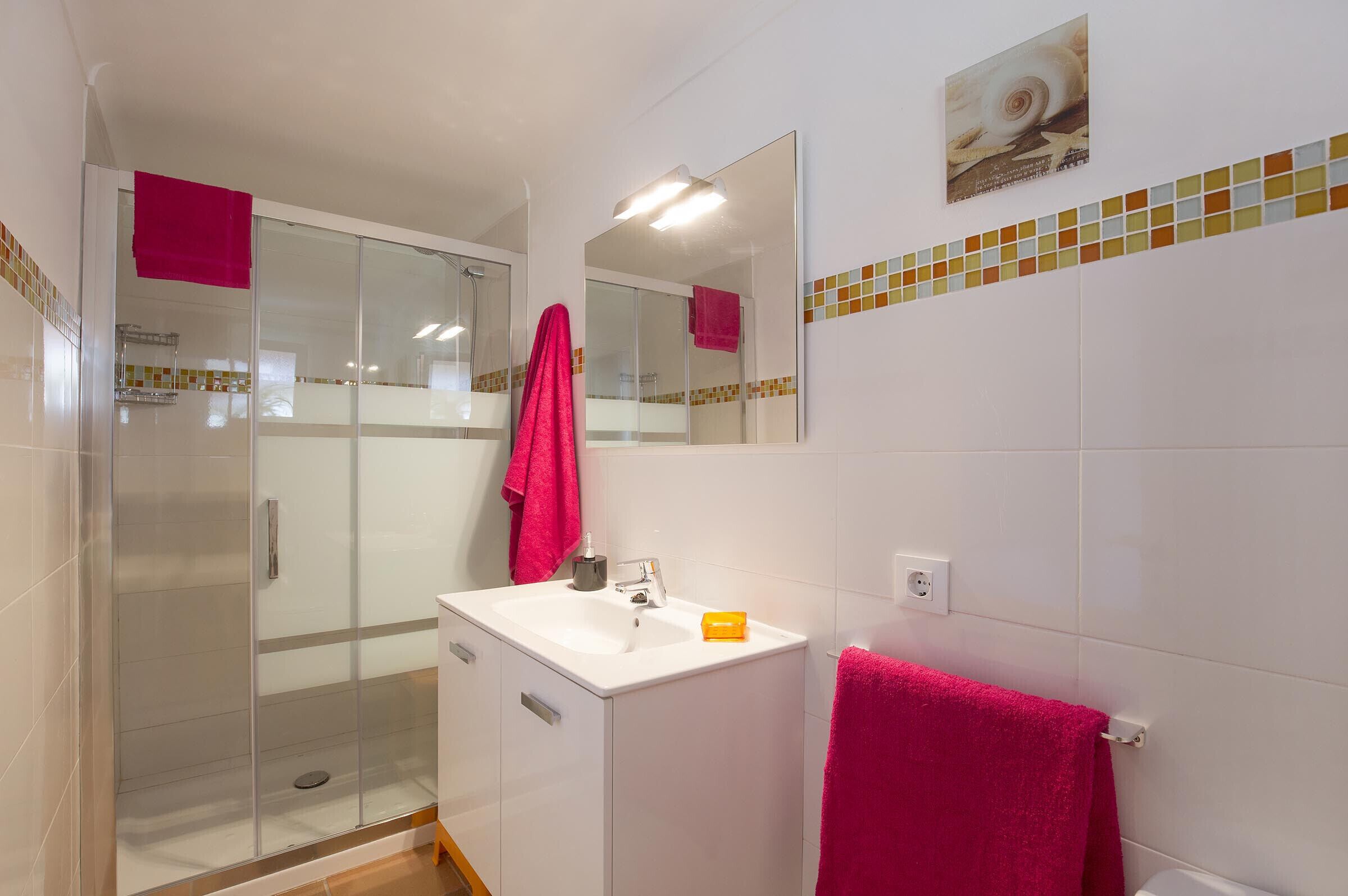 أحواض استحمام، مجففات شعر، مناشف