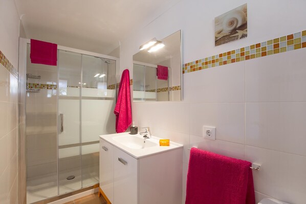 Bathtub, hair dryer, towels
