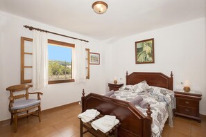 4 bedrooms, in-room safe, iron/ironing board, free WiFi