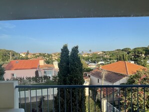 Property grounds - 150 M FROM ST CLAIR BEACH, APARTMENT WITH TERRACE AND PARKING SPACE  (Le Lavandou)