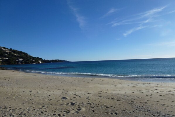 Beach - 150 M FROM ST CLAIR BEACH, APARTMENT WITH TERRACE AND PARKING SPACE  (Le Lavandou)