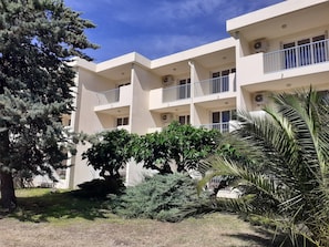 Exterior - 150 M FROM ST CLAIR BEACH, APARTMENT WITH TERRACE AND PARKING SPACE  (Le Lavandou)
