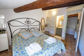 2 Schlafzimmer, Schreibtisch, Bügeleisen/Bügelbrett, Reisekinderbett