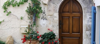 Maison en Provence, entièrement rénovée, au coeur du vieux Sablet, avec jardin.