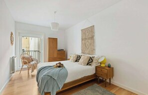 1 habitación, tabla de planchar con plancha, internet y ropa de cama 