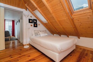 1 bedroom, iron/ironing board, internet, bed sheets - Attic with balcony in Bairro Alto (Lisboa)