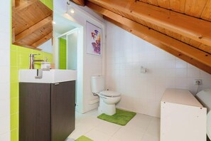Shower, hair dryer, shampoo - Bairro Alto Attic Apartment With Balcony (Lisboa)
