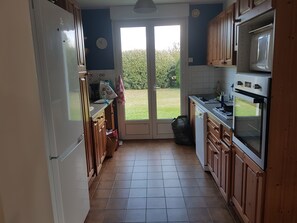 Fridge, microwave, oven, stovetop - House facing the sea - 6 bedrooms, 135m², Piriac (44) (Piriac-sur-Mer)