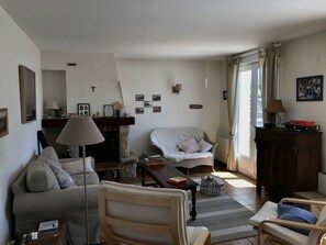 TV, fireplace, table football, offices - House facing the sea - 6 bedrooms, 135m², Piriac (44) (Piriac-sur-Mer)