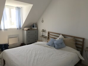 6 bedrooms, desk, iron/ironing board, travel cot - House facing the sea - 6 bedrooms, 135m², Piriac (44) (Piriac-sur-Mer)