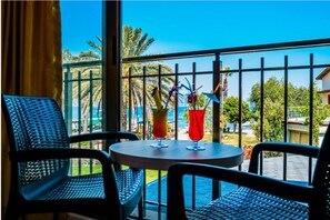 Habitación estándar, vista al mar | Terraza o patio