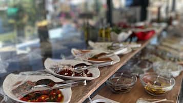 Desayuno con opciones de la cocina local incluido todos los días