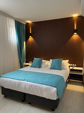 Economy Double Room,  Semi-Basement Floor | Minibar y wifi gratis 