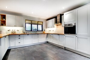 Kühlschrank, Mikrowelle, Ofen, Geschirrspüler
