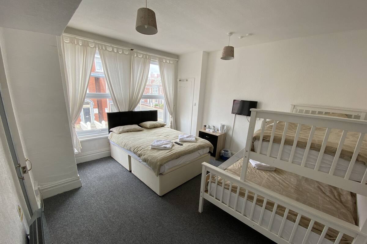 Deluxe Quadruple Room, Private Bathroom | Bed sheets