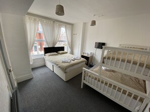 Deluxe Quadruple Room, Private Bathroom | Bed sheets - Mr sandmans hotel (Blackpool)