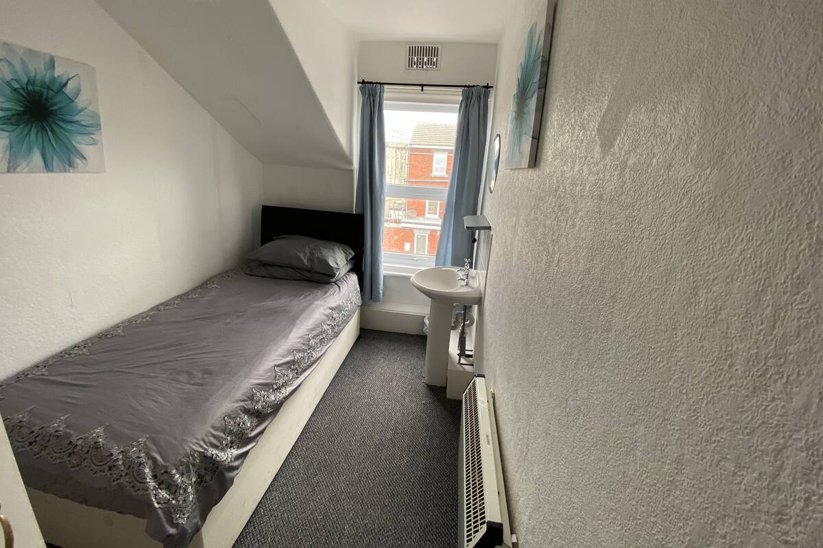 Standard Single Room, Shared Bathroom | Bed sheets