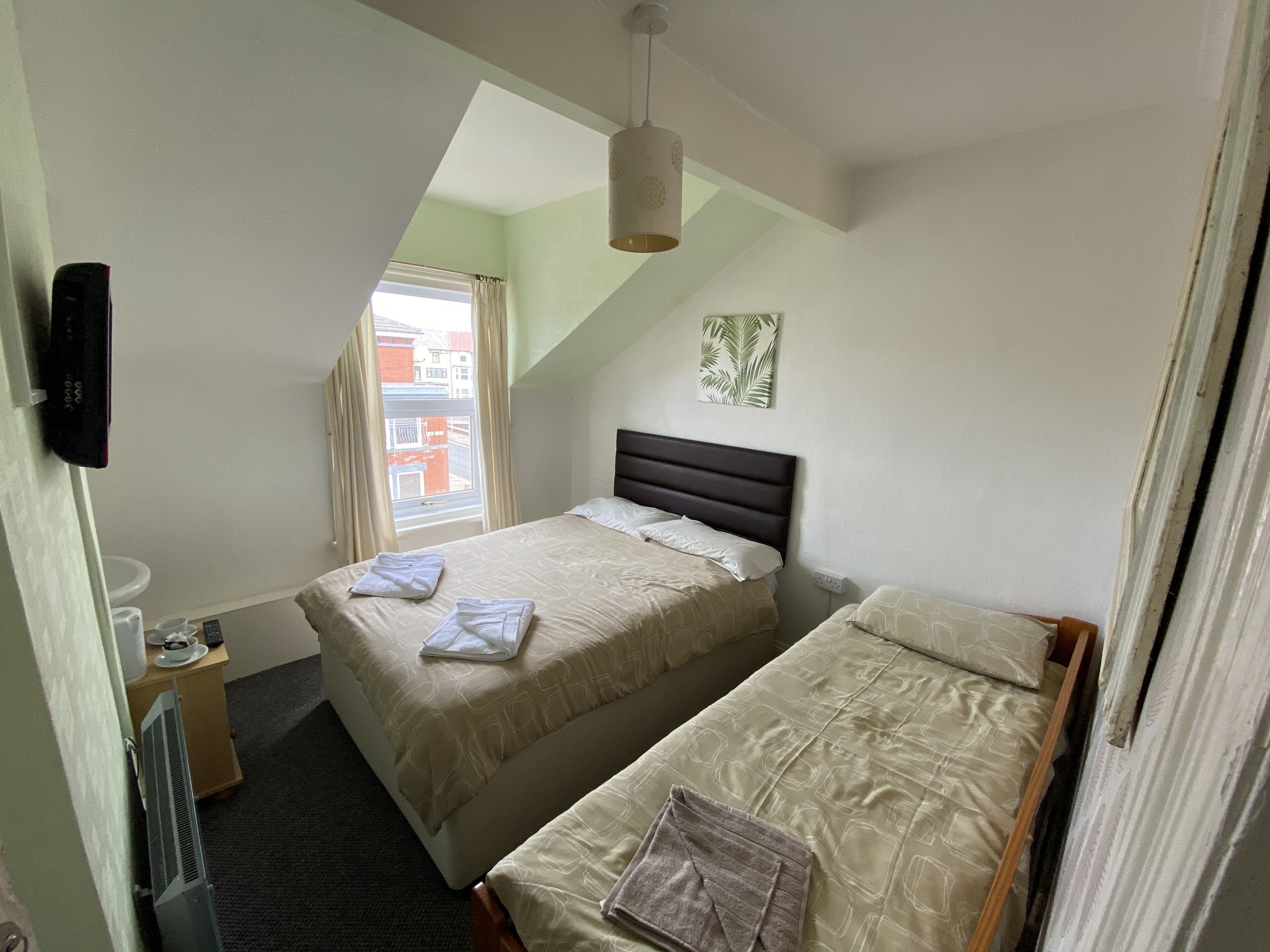 Deluxe Triple Room, Shared Bathroom | Bed sheets