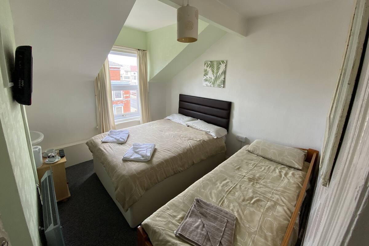 Deluxe Triple Room, Shared Bathroom | Bed sheets