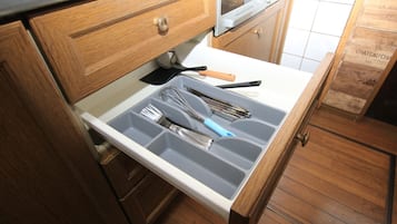 Jääkaappi, mikroaaltouuni, liesi, keittoastiat/astiat/ruokailuvälineet