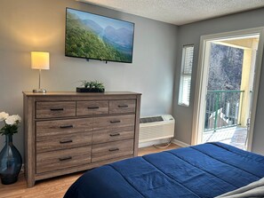 3 slaapkamers, een strijkplank/strijkijzer, gratis wifi, beddengoed