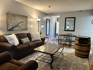 Smart TV, fireplace, video games - Gatlinburg Towers Condo Unit 501 - Great Location!  Close to Town! (Gatlinburg)