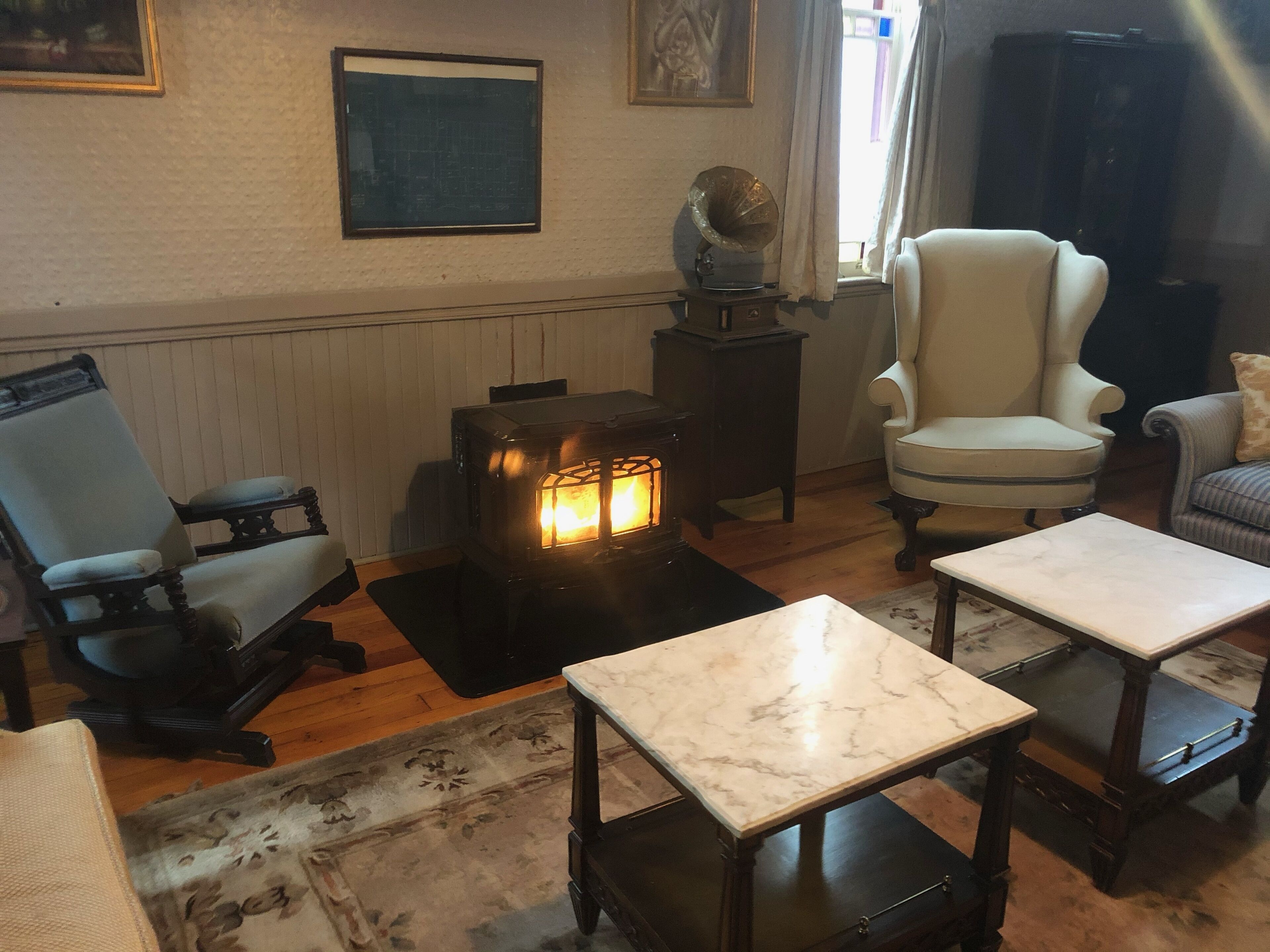 Smart TV, chimenea, videojuegos y reproductor de DVD 