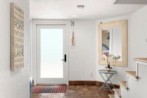 Interior - Oceanfront Venetian studio in Charming Capitola Village (Capitola)