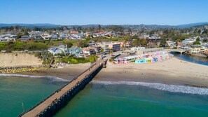 On the beach - Oceanfront Venetian studio in Charming Capitola Village (Capitola)
