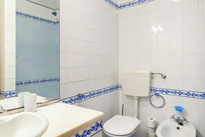 Bañera, secador de pelo y champú