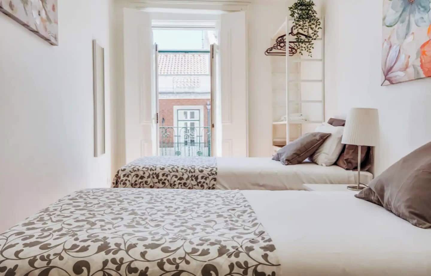 3 bedrooms, iron/ironing board, internet, bed sheets