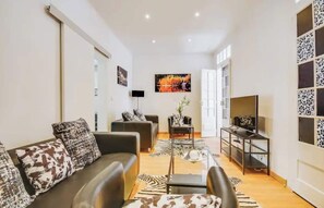 TV, offices - 3 Bedroom Apartment in Baixa with River View (Lisboa)