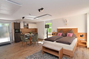 Deluxe studio (10) | Woonruimte | Een 55-inch smart-tv met kabelzenders en televisie