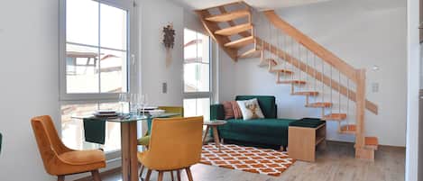 Superior-Apartment (7) | Essbereich im Zimmer