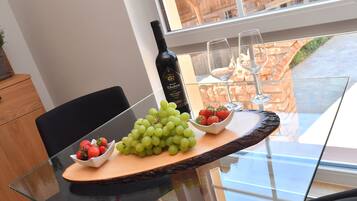 Superior-Apartment (9) | Essbereich im Zimmer