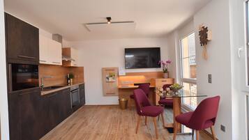 Superior-Apartment (8) | Wohnbereich | 55-Zoll-Smart-TV mit Kabelempfang, Fernseher