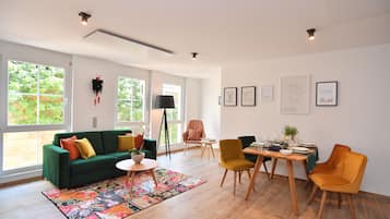 Apartamento superior, 3 habitaciones, no fumadores, cocina (2) | Sala de estar | Smart TV de 55 pulgadas con canales por cable, una televisión