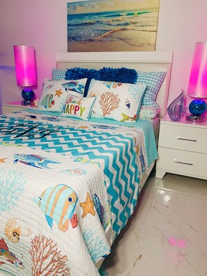 2 عدّة غرف نوم ومكواة/لوح كي وواي فاي وملاءات أسرّة