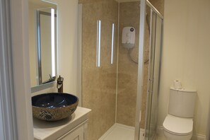 Dusche, Haartrockner, Handtücher, Seife