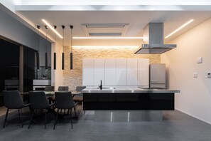 Réfrigérateur, micro-ondes, lave-vaisselle